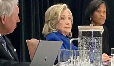 Hillary Clinton’ın Epstein ifadesinde kaos: Oturumdan fotoğraf sızdırıldı, duruşma durdu!