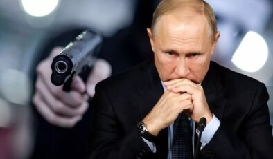 Putin’e büyük şok! Kritik isim evinin önünde kurşun yağmuruna tutuldu