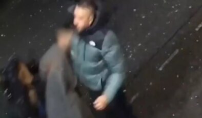 Yolda yürüyen kadına durup dururken yumruk attı