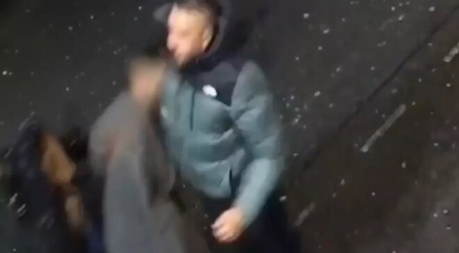 Yolda yürüyen kadına durup dururken yumruk attı