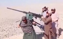 Bu da suyun öte yanındaki savaş! Biri koca uçaksavarı sırtladı, diğeri ateş açtı