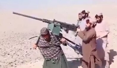 Bu da suyun öte yanındaki savaş! Biri koca uçaksavarı sırtladı, diğeri ateş açtı