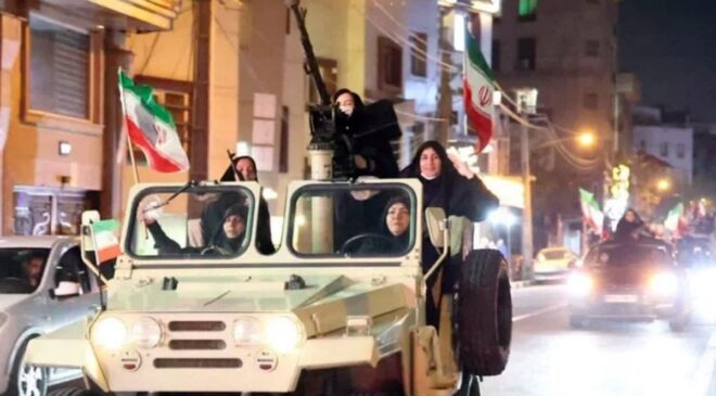 İranlı kadınlar da silah kuşanıp sokağa çıktı! Verdikleri mesaj net