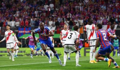 Crystal Palace, UEFA Konferans Ligi şampiyonu! İngilizler tek golle kupaya uzandı… (Maç özeti | Cyrstal Palace 1-0 Rayo Vallecano)