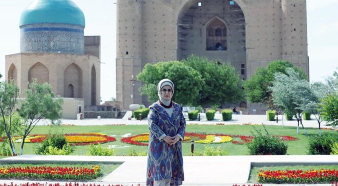 Emine Erdoğan, Türkistan’da Hoca Ahmet Yesevi Türbesi’ni ziyaret etti