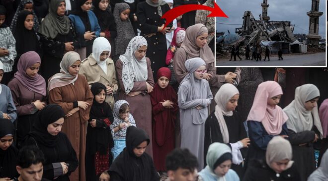 Gazze’de bayram namazı yıkılan camilerin enkazında kılındı