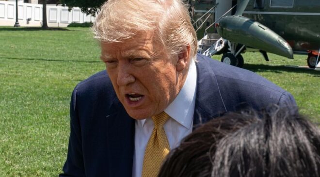 Muhabirin sorusu Trump’ı küplere bindirdi: Aptal, sen zeki biri değilsin