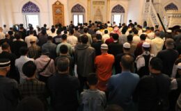 Tokyo’da bayram coşkusu taştı! Cemaat avluya sığmadı, namaz 3 kere kılındı