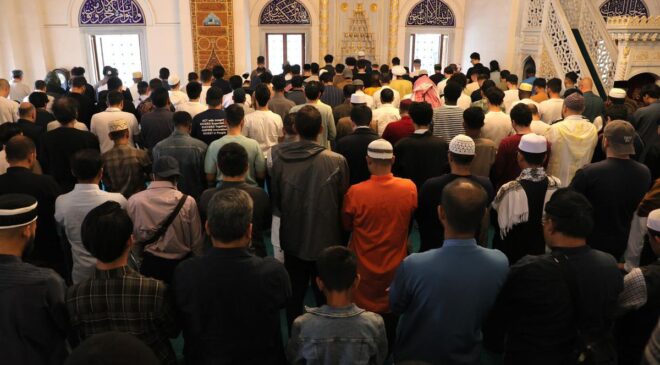 Tokyo’da bayram coşkusu taştı! Cemaat avluya sığmadı, namaz 3 kere kılındı