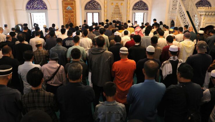 Tokyo’da bayram coşkusu taştı! Cemaat avluya sığmadı, namaz 3 kere kılındı