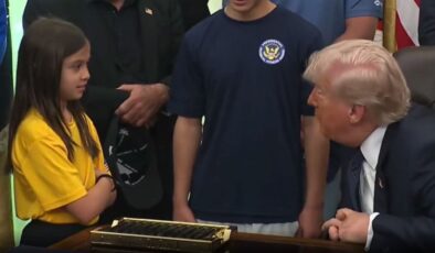 Trump küçük kızın boyuyla dalga geçti: Bu boyla smaç atabiliyor musun?