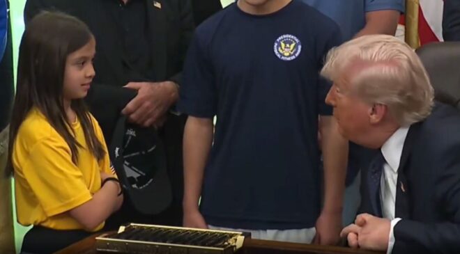 Trump küçük kızın boyuyla dalga geçti: Bu boyla smaç atabiliyor musun?