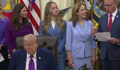 Trump, Oval Ofis’teki etkinlik sırasında uyukladı