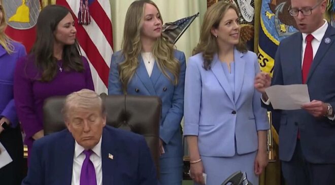 Trump, Oval Ofis’teki etkinlik sırasında uyukladı
