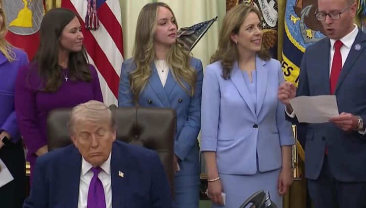 Trump, Oval Ofis’teki etkinlik sırasında uyukladı