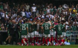 Futbol tarihinde uzun yılların ardından bir ilk! Maç oynanırken reklam arası verildi