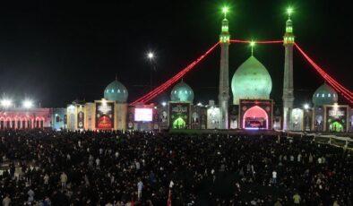 Hamaney’e veda töreninde tarihi anlar: Binlerce kişi sabah namazını bekliyor
