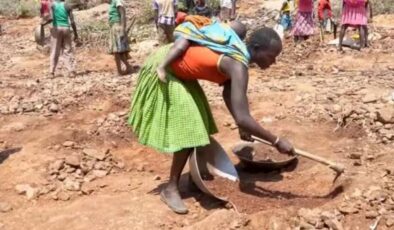 Kenya’da keçisini ararken altın buldu! Kazma küreği kapan bölgeye akın etti