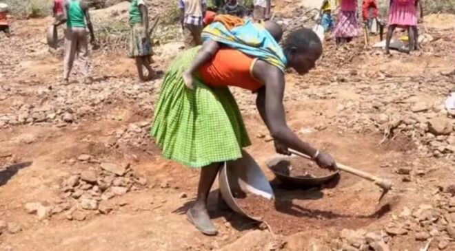Kenya’da keçisini ararken altın buldu! Kazma küreği kapan bölgeye akın etti