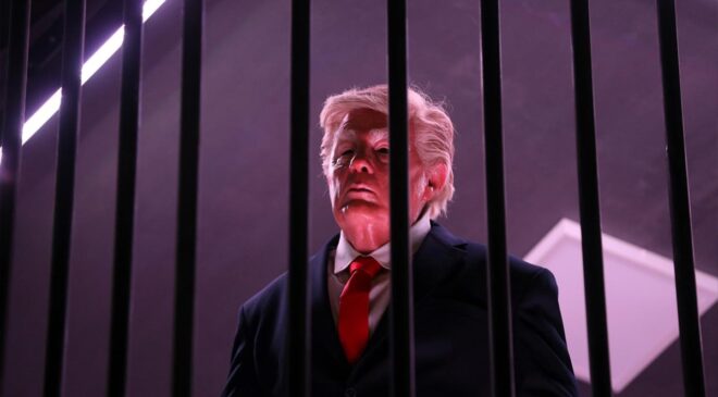 Tahran’da Trump’a sembolik hapis: Parmaklıklar arkasına attılar